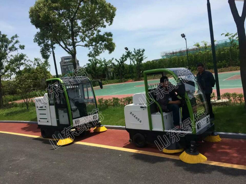 Fully Enclosed Sweeping Machine In School Campus