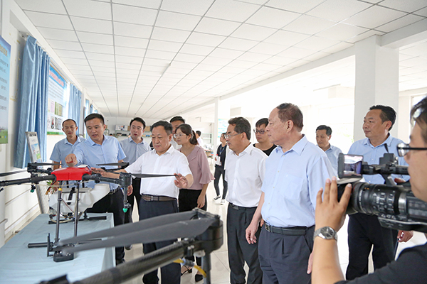 On the morning of July 17,Shandong Provincial Statistics Bureau Deputy Director Zhou Zun Kao, Data Center Director Cao Huifeng, Deputy Director Wang Hui, Deputy Senior engineer Zhang Huaifeng accompanied by the leaders of the Jining City Statistics Bureau visiting Shandong Lvbei to visit and inspect the big data innovation pilot work, Shandong Lvbei Chairman Qu Qing, General Manager Han Yong, Group Executive Deputy General Manager And General Manager Of E-Commerce Company Li Zhenbo, Executive Deputy General Manager Fan Peigong, Group Party Committee Deputy Director Guan Chenghui and other leaders accompanied the reception.