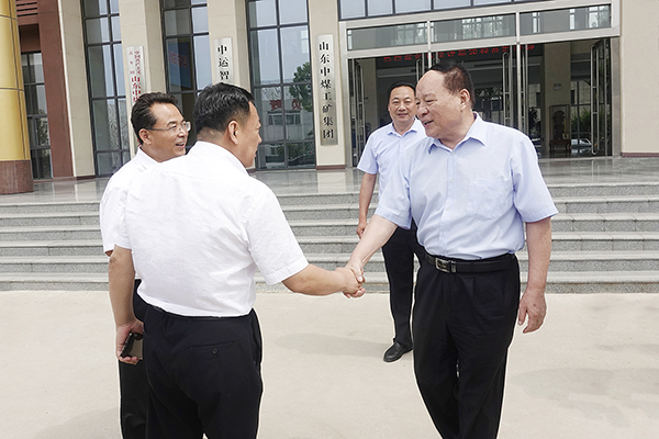 On the morning of July 17,Shandong Provincial Statistics Bureau Deputy Director Zhou Zun Kao, Data Center Director Cao Huifeng, Deputy Director Wang Hui, Deputy Senior engineer Zhang Huaifeng accompanied by the leaders of the Jining City Statistics Bureau visiting Shandong Lvbei to visit and inspect the big data innovation pilot work, Shandong Lvbei Chairman Qu Qing, General Manager Han Yong, Group Executive Deputy General Manager And General Manager Of E-Commerce Company Li Zhenbo, Executive Deputy General Manager Fan Peigong, Group Party Committee Deputy Director Guan Chenghui and other leaders accompanied the reception.